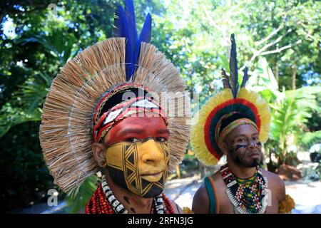 porto seguro, bahia, brasilien - 1. august 2023: Etina Pataxo Indianer während des Aragwaka Festivals im Dorf Jaqueira in der Stadt Porto Segu Stockfoto