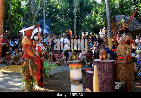 porto seguro, bahia, brasilien - 1. august 2023: Etina Pataxo Indianer während des Aragwaka Festivals im Dorf Jaqueira in der Stadt Porto Segu Stockfoto