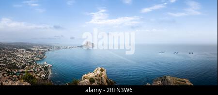Luftaufnahme und Panoramablick auf die Bucht von Calpe während der Blue Hour Stockfoto