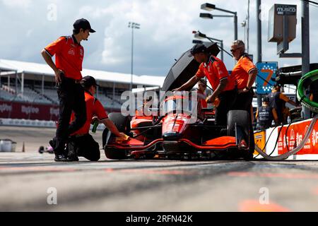 Newtown, IA, USA. 21. Juli 2023. Die Crew von AJ Foyt Racing arbeitet während des Trainings für das HyVee Indycar Weekend auf dem Iowa Speedway in Newtown, IA, auf der Boxenstraße. (Kreditbild: © Walter G. Arce Sr./ZUMA Press Wire) NUR REDAKTIONELLE VERWENDUNG! Nicht für den kommerziellen GEBRAUCH! Stockfoto