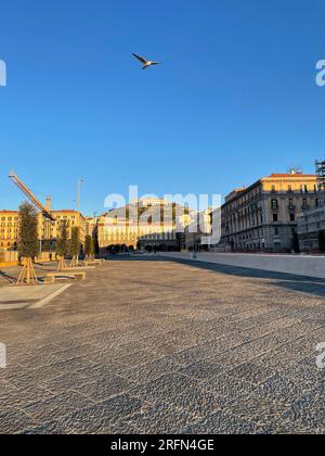 Neapel, Italien - 11. April 2022: Außenansicht des Rathauses von Neapel auf der Piazza Municipio. Stockfoto