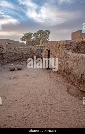 Häuser aus Schlammziegeln in der Wüste sahra, der Region Tombouctou, Mali, Westafrika. Stockfoto