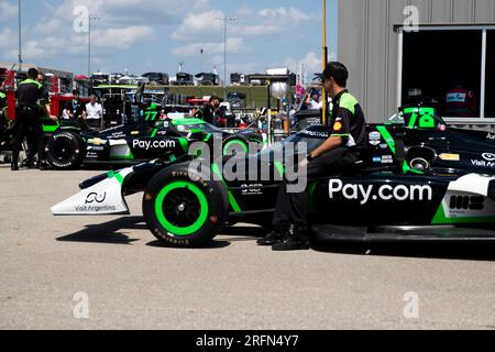 Newtown, IA, USA. 21. Juli 2023. Die Crew von Juncos-Hollinger Racing arbeitet an dem Auto, bevor sie für das HyVee Indycar Wochenende auf dem Iowa Speedway in Newtown IA trainiert. (Kreditbild: © Walter G. Arce Sr./ZUMA Press Wire) NUR REDAKTIONELLE VERWENDUNG! Nicht für den kommerziellen GEBRAUCH! Stockfoto