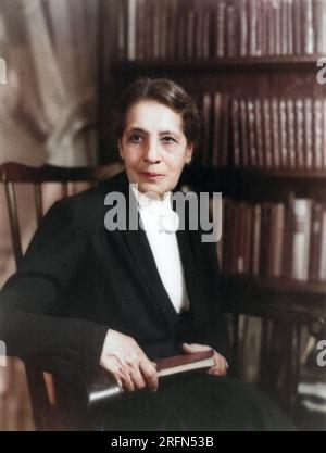 Lise Meitner (1878-1968) war eine österreichische Physikerin, die die Kernspaltung entdeckte. Diese Entdeckung führte zum Bau der ersten Atombombe während des Zweiten Weltkriegs Meitner, der Jude war, floh 1938 aus Nazi-Deutschland nach Schweden. Ihr Wissenschaftlicher Kollege Otto Hahn gewann 1944 den Nobelpreis für Chemie für Kernspaltung, aber sie nahm nicht an dem Preis Teil, den viele für unfair befunden haben. Aufnahme zwischen 1940 und 1960. Stockfoto