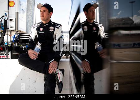 Newtown, IA, USA. 21. Juli 2023. MATTHEW BRABHAM (75) (R) aus Boca Raton, Florida, zieht sich vor dem HyVee Indycar Weekend auf dem Iowa Speedway in Newtown, IA, an. (Kreditbild: © Walter G. Arce Sr./ZUMA Press Wire) NUR REDAKTIONELLE VERWENDUNG! Nicht für den kommerziellen GEBRAUCH! Stockfoto