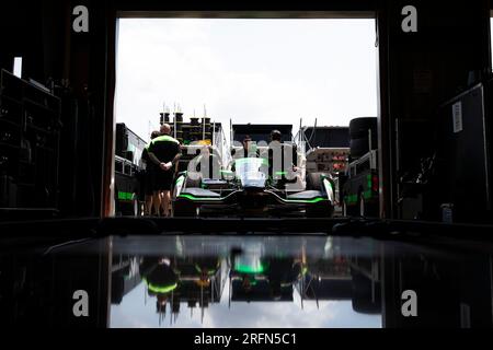 Newtown, IA, USA. 21. Juli 2023. Die Crew von Juncos-Hollinger Racing arbeitet an dem Auto, bevor sie für das HyVee Indycar Wochenende auf dem Iowa Speedway in Newtown IA trainiert. (Kreditbild: © Walter G. Arce Sr./ZUMA Press Wire) NUR REDAKTIONELLE VERWENDUNG! Nicht für den kommerziellen GEBRAUCH! Stockfoto