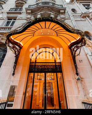 Paris, Frankreich - 20. Januar 2022: Kunstvoller Eingang des Plaza Athenee Hotels in Paris, Frankreich. Stockfoto