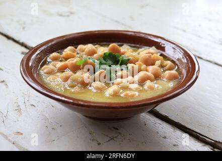 Eine Balila-Platte zum Frühstück im Libanon. Stockfoto