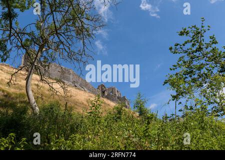 Andere Sicht auf Corfe Castle auf der Insel Purbeck Dorset. Vom öffentlichen Fußweg um den Fuß des Hügels hinauf zu blicken. Stockfoto