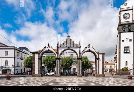 Ponta Delgada, Azoren, 18.09.2019 – Ponta Delgada Stadttore „Portas da Cidade“, das Symbol der Stadt Ponta Delgada auf der Insel São Miguel auf den Azoren, Por Stockfoto