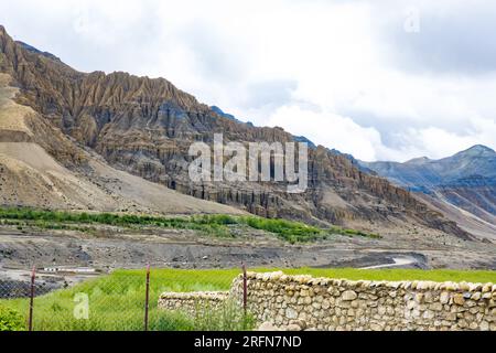 Wunderschöner Wüsten-Canyon und Farmland-Landschaft des Ghami Village in Upper Mustang von Nepal Stockfoto