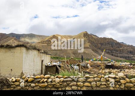 Wunderschöner Wüsten-Canyon und Farmland-Landschaft des Ghami Village in Upper Mustang von Nepal Stockfoto