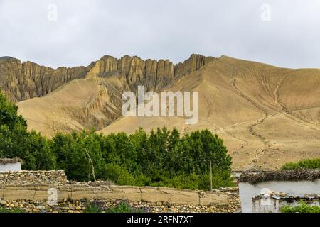 Wunderschöner Wüsten-Canyon und Farmland-Landschaft des Ghami Village in Upper Mustang von Nepal Stockfoto