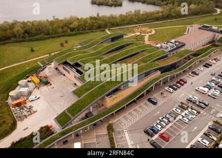 SKELTON LAKE TANKSTELLE, LEEDS, GROSSBRITANNIEN - 4. MAI 2023. Blick aus der Vogelperspektive auf das weitläufige Wildblumengrün oder das Wohndach des Skelton Lake Highway Serv Stockfoto