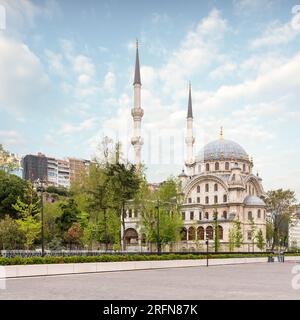 Nusretiye kaiserliche osmanische verzierte Moschee, die von Sultan Mahmut II. In Auftrag gegeben wurde und sich im Stadtteil Tophane von Beyoglu, Istanbul, Türkei, befindet Stockfoto