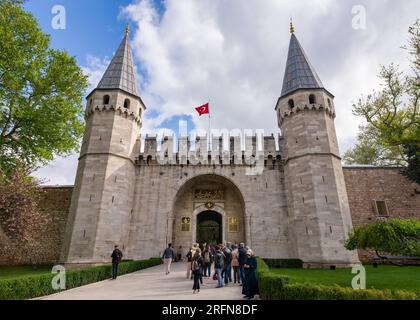 Istanbul, Türkei - 11. Mai 2023: Topkapi-Palast: Das große Tor der Salutation, auch bekannt als Mittleres Tor, oder Orta Kapi, führt zum zweiten Innenhof des Schlosses Stockfoto