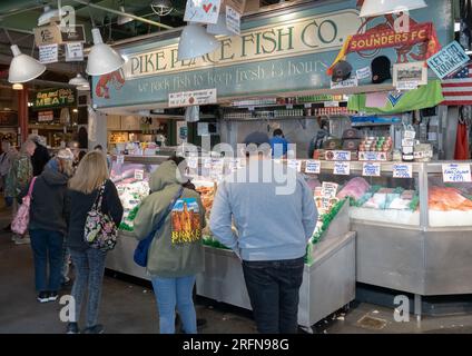 Kunden am Pike's Place Fish Company Stall in Pike's Place Market. Seattle, USA Stockfoto
