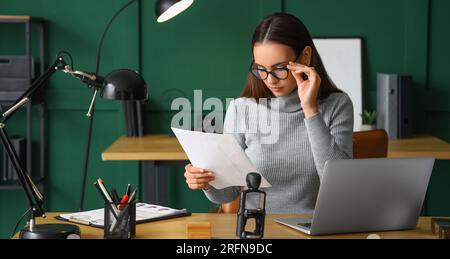 Weibliche Notaröffentlichkeit, die im Amt arbeitet Stockfoto