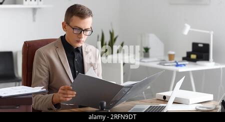 Junge männliche Notaröffentlichkeit, die im Amt arbeitet Stockfoto