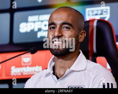 Sao Paulo, Brasilien. 04. Aug. 2023. Der Spieler Lucas Moura während einer Präsentation und Pressekonferenz in seinem neuen Club, Sao Paulo Futebol Clube, im Barra Funda Training Center, in der westlichen Zone von Sao Paulo, diesen Freitagnachmittag, 04. Adriana Spaca/SPP (Adriana Spaca/SPP) Kredit: SPP Sport Press Photo. Alamy Live News Stockfoto