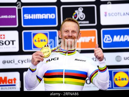 Der britische Jody Cundy feiert auf dem Podium, nachdem er im Finale des Men's Time Trial C4 1km am zweiten Tag der UCI Cycling World Championships 2023 im Sir Chris Hoy Velodrome in Glasgow Gold gewonnen hat. Foto: Freitag, 4. August 2023. Stockfoto