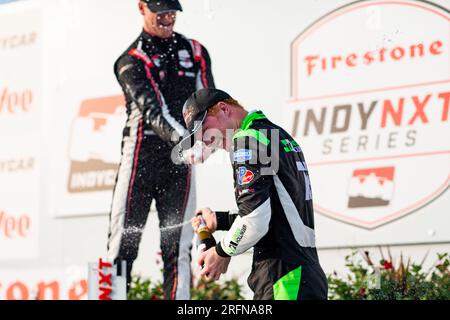 Newtown, IA, USA. 22. Juli 2023. RASMUS LINDH (76) (R) aus Göteborg, Schweden, feiert auf dem Podium, nachdem er 3. Jahre lang während des HyVee Indycar Wochenendes auf dem Iowa Speedway in Newtown IA abgeschlossen hat. (Kreditbild: © Walter G. Arce Sr./ZUMA Press Wire) NUR REDAKTIONELLE VERWENDUNG! Nicht für den kommerziellen GEBRAUCH! Stockfoto
