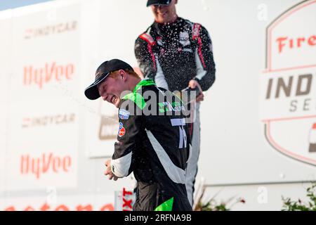 Newtown, IA, USA. 22. Juli 2023. RASMUS LINDH (76) (R) aus Göteborg, Schweden, feiert auf dem Podium, nachdem er 3. Jahre lang während des HyVee Indycar Wochenendes auf dem Iowa Speedway in Newtown IA abgeschlossen hat. (Kreditbild: © Walter G. Arce Sr./ZUMA Press Wire) NUR REDAKTIONELLE VERWENDUNG! Nicht für den kommerziellen GEBRAUCH! Stockfoto