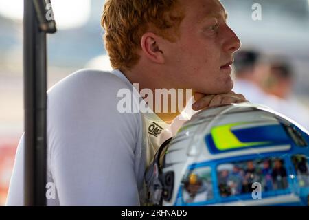 Newtown, IA, USA. 22. Juli 2023. RASMUS LINDH (76) (R) aus Göteborg, Schweden, setzt sich vor dem Indy NXT-Rennen während des HyVee Indycar Wochenendes auf dem Iowa Speedway in Newtown, IA, auf den neuesten Stand. (Kreditbild: © Walter G. Arce Sr./ZUMA Press Wire) NUR REDAKTIONELLE VERWENDUNG! Nicht für den kommerziellen GEBRAUCH! Stockfoto