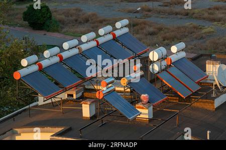 Ein System, das heißes Wasser mit Solarenergie erzeugt. Warmwassersysteme Stockfoto