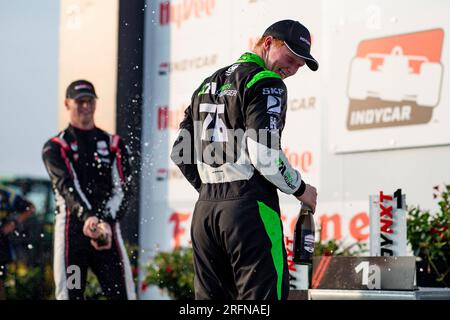 Newtown, IA, USA. 22. Juli 2023. RASMUS LINDH (76) (R) aus Göteborg, Schweden, feiert auf dem Podium, nachdem er 3. Jahre lang während des HyVee Indycar Wochenendes auf dem Iowa Speedway in Newtown IA abgeschlossen hat. (Kreditbild: © Walter G. Arce Sr./ZUMA Press Wire) NUR REDAKTIONELLE VERWENDUNG! Nicht für den kommerziellen GEBRAUCH! Stockfoto