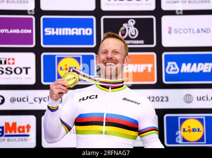 Der britische Jody Cundy feiert auf dem Podium, nachdem er im Finale des Men's Time Trial C4 1km am zweiten Tag der UCI Cycling World Championships 2023 im Sir Chris Hoy Velodrome in Glasgow Gold gewonnen hat. Foto: Freitag, 4. August 2023. Stockfoto