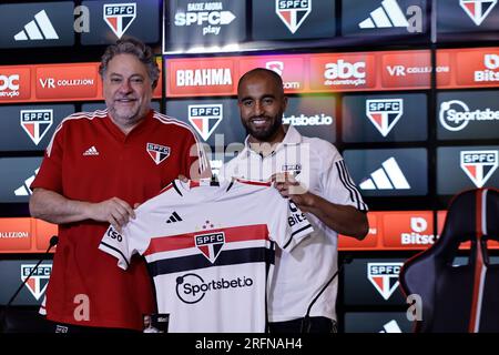 Sao Paulo, Brasilien. 04. Aug. 2023. Der Spieler Lucas Moura während einer Präsentation und Pressekonferenz in seinem neuen Club, Sao Paulo Futebol Clube, im Barra Funda Training Center, in der westlichen Zone von Sao Paulo, diesen Freitagnachmittag, 04. Adriana Spaca/SPP (Adriana Spaca/SPP) Kredit: SPP Sport Press Photo. Alamy Live News Stockfoto