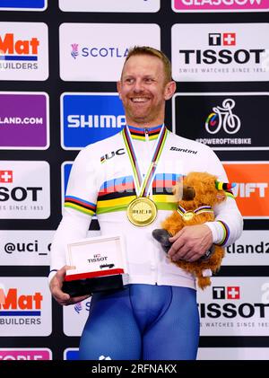 Der britische Jody Cundy feiert auf dem Podium, nachdem er im Finale des Men's Time Trial C4 1km am zweiten Tag der UCI Cycling World Championships 2023 im Sir Chris Hoy Velodrome in Glasgow Gold gewonnen hat. Foto: Freitag, 4. August 2023. Stockfoto