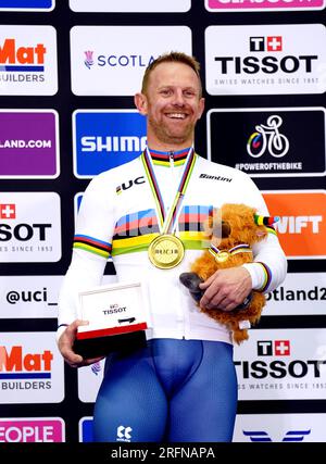 Der britische Jody Cundy feiert auf dem Podium, nachdem er im Finale des Men's Time Trial C4 1km am zweiten Tag der UCI Cycling World Championships 2023 im Sir Chris Hoy Velodrome in Glasgow Gold gewonnen hat. Foto: Freitag, 4. August 2023. Stockfoto