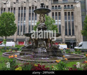 Ein neobarocker Brunnen in Düsseldorf auf dem Corneliusplatz. Es wurde 1882 erbaut. Stockfoto