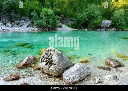 Der kristallklare türkisfarbene Fluss Soca in Slowenien in der Nähe von Kobarid und Bovec, berühmt für Sportaktivitäten Rafting Kajak Stockfoto