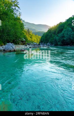 Der kristallklare türkisfarbene Fluss Soca in Slowenien in der Nähe von Kobarid und Bovec, berühmt für Sportaktivitäten Rafting Kajak Stockfoto