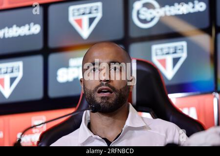 Sao Paulo, Brasilien. 04. Aug. 2023. Der Spieler Lucas Moura während einer Präsentation und Pressekonferenz in seinem neuen Club, Sao Paulo Futebol Clube, im Barra Funda Training Center, in der westlichen Zone von Sao Paulo, diesen Freitagnachmittag, 04. Adriana Spaca/SPP (Adriana Spaca/SPP) Kredit: SPP Sport Press Photo. Alamy Live News Stockfoto