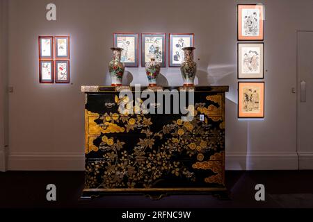 London, Großbritannien. 4. August 2023. Ein Paar japanische Kutani-Vasen (Kaga-Ware) und eine kleinere Vase, Showa-Zeit, 20. Jahrhundert, (Est. £ 600-1.000) auf einer goldmetallmontierten schwarzen Lackkiste, Ende des 20. Jahrhunderts (Est. £ 1.500-2.000) am Eröffnungstag einer einmonatigen öffentlichen Ausstellung „Freddie Mercury: A World of his own“ im Sotheby's. Die Ausstellung geht sechs Auktionen im September in den New Bond Street-Galerien von Sotheby voraus, bei denen eine Sammlung von Besitztümern des Leadsängers Queen in seiner Wohnung in der Garden Lodge im Laufe von fünfzig Jahren angesammelt wurde. Kredit: Stephen Chung / Alamy Live News Stockfoto