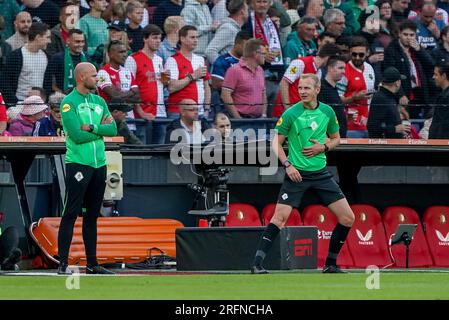 Rotterdam, Niederlande. 04. Aug. 2023. ROTTERDAM, NIEDERLANDE - AUGUST 4: 4. offizieller Rob Dieperink schaut zu und Hilfsrichter Patrick Inia wärmt sich während des Johan Cruijff Schaal Spiels zwischen Feyenoord und PSV im Stadion Feijenoord am 4. August 2023 in Rotterdam, Niederlande auf (Foto von Andre Weening/Orange Pictures) Guthaben: Orange Pics BV/Alamy Live News Stockfoto