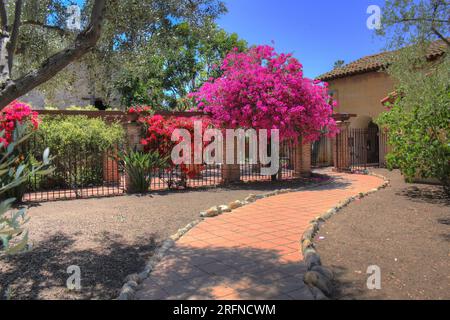 Wunderschöner Gartengang bei Mission San Juan Capistrano Stockfoto