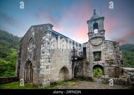 Kloster San Juan de Caveiro bei Sonnenaufgang, Parque Natural de las fraguas del Eume in A Coruna, Galicien, Spanien Stockfoto