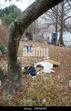 Austin Texas, USA, Januar 2 2023: Müll und Sachen aus einem langjährigen Obdachlosen-Camp am Nordufer des Lady Bird Lake in der Nähe der Rainey Street im Zentrum von Austin. Stadtbeamte haben es mit Obdachlosenproblemen auf den beliebten Wander- und Radwegen auf öffentlichen Parkanlagen rund um den See zu tun. ©Bob Daemmrich Stockfoto