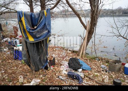 Austin Texas, USA, Januar 2 2023: Müll und Sachen aus einem langjährigen Obdachlosen-Camp am Nordufer des Lady Bird Lake in der Nähe der Rainey Street im Zentrum von Austin. Stadtbeamte haben es mit Obdachlosenproblemen auf den beliebten Wander- und Radwegen auf öffentlichen Parkanlagen rund um den See zu tun. ©Bob Daemmrich Stockfoto