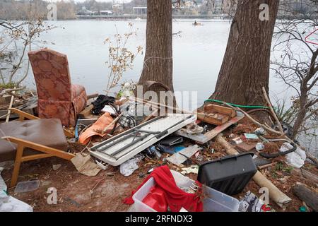 Austin Texas, USA, Januar 2 2023: Müll und Sachen aus einem langjährigen Obdachlosen-Camp am Nordufer des Lady Bird Lake in der Nähe der Rainey Street im Zentrum von Austin. Stadtbeamte haben es mit Obdachlosenproblemen auf den beliebten Wander- und Radwegen auf öffentlichen Parkanlagen rund um den See zu tun. ©Bob Daemmrich Stockfoto