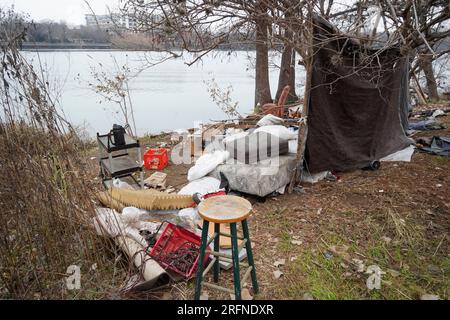 Austin Texas, USA, Januar 2 2023: Müll und Sachen aus einem langjährigen Obdachlosen-Camp am Nordufer des Lady Bird Lake in der Nähe der Rainey Street im Zentrum von Austin. Stadtbeamte haben es mit Obdachlosenproblemen auf den beliebten Wander- und Radwegen auf öffentlichen Parkanlagen rund um den See zu tun. ©Bob Daemmrich Stockfoto