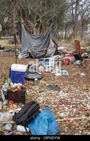 Austin Texas, USA, Januar 2 2023: Müll und Sachen aus einem langjährigen Obdachlosen-Camp am Nordufer des Lady Bird Lake in der Nähe der Rainey Street im Zentrum von Austin. Stadtbeamte haben es mit Obdachlosenproblemen auf den beliebten Wander- und Radwegen auf öffentlichen Parkanlagen rund um den See zu tun. ©Bob Daemmrich Stockfoto