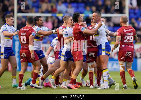 Warrington, Großbritannien. 04. Aug. 2023. Paul Vaughan #10 von Warrington Wolves und Tyrone #6. Mai von Catalans Dragons Tussle nach einem High Tackle auf Matty Nicholson #12 von Warrington Wolves während des Spiels der Betfred Super League Runde 21 Warrington Wolves vs Catalans Dragons im Halliwell Jones Stadium, Warrington, Großbritannien, 4. August 2023 (Foto von Steve Flynn/News Images) in Warrington, Großbritannien, 8/4/2023. (Foto: Steve Flynn/News Images/Sipa USA) Guthaben: SIPA USA/Alamy Live News Stockfoto