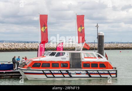 frau europa Tender bringt Kreuzfahrtpassagiere in cowes auf der Insel wight an Land, nachdem sie im solent während der cowes Week Regatta vor Anker gegangen sind Stockfoto