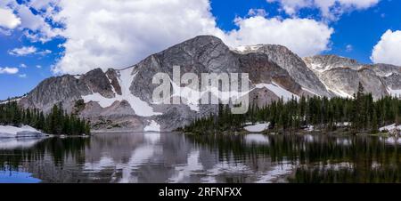 Die Snowy Range Berge spiegeln sich am Lake Marie wider Stockfoto